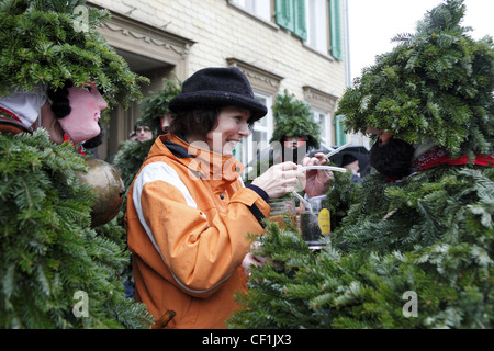 Bewohner nehmen Teil in die jährliche Tradition von Silvesterchläusen vom New Years Eve in der alten Stadt Urnäsch, Schweiz Stockfoto