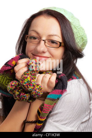 Porträt einer schönen jungen Frau mit einem Hut und Schal isoliert auf weiss. Stockfoto