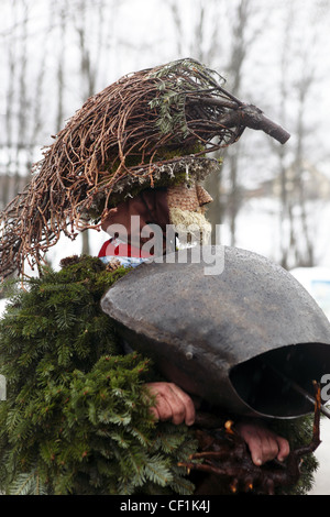 Bewohner nehmen Teil in die jährliche Tradition von Silvesterchläusen vom New Years Eve in der alten Stadt Urnäsch, Schweiz Stockfoto