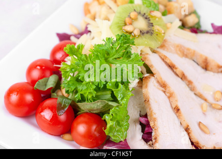 Leckere Vorspeise aus Fleisch, Cherry Tomaten, grünen und Erdnuß Stockfoto