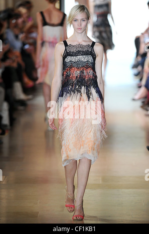 Sharon Wauchob Paris bereit, WearSpringSummer 2012 Stockfoto