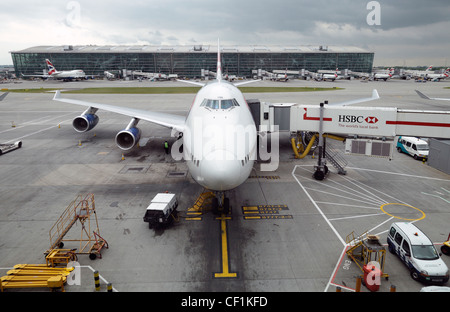 Ein Jumbo-Jet vorbereitet für den Start in Heathrow Terminal 5. Stockfoto
