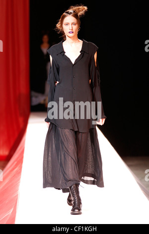 Yohji Yamamoto Paris bereit, WearSpringSummer 2012 Stockfoto