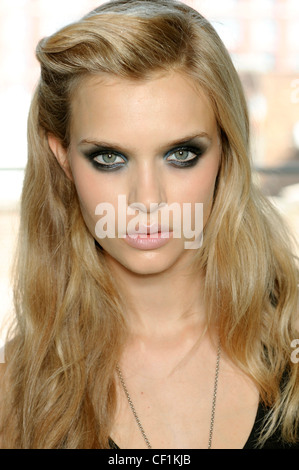 Rodarte Backstage New York bereit zum WearSpringSummer 2012 Stockfoto