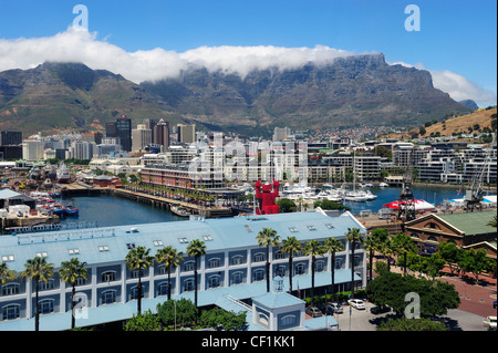 Luftaufnahme des Victoria & Alfred Waterfront Komplex mit dem Tafelberg im Hintergrund, Cape Town, Western Cape, Südafrika Stockfoto