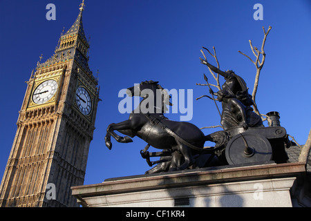 Statue der Boudicca (Boadicea) von Thomas Thornycroft und Big Ben gegenüber. Stockfoto