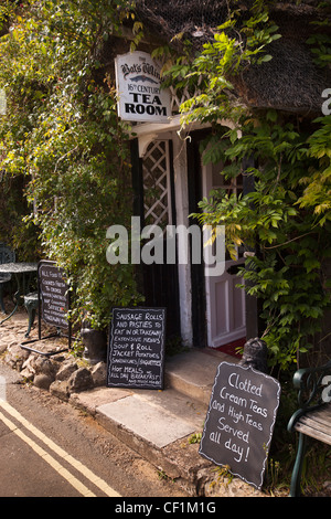 Großbritannien, England, Isle Of Wight, Godshill, The Bat Wing C16th Tea Room, angekreidet Schilder am Eingang Stockfoto