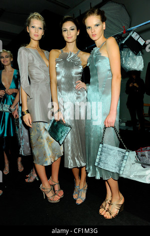 Giorgio Armani Backstage Milan Ready to Wear-Frühling-Sommer 2012 Stockfoto