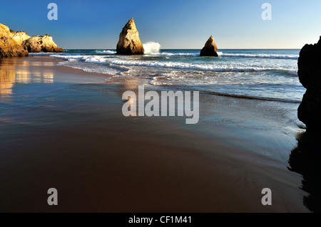 Portugal, Algarve: Felsformationen am Strand Prainha in der Nähe von Alvor Stockfoto