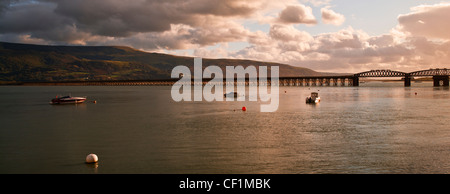 Panorama von Barmouth Brücke, eine eingleisige weitgehend aus Holz Eisenbahnviadukt, die Mündung des Afon Mawddach überquert. Stockfoto