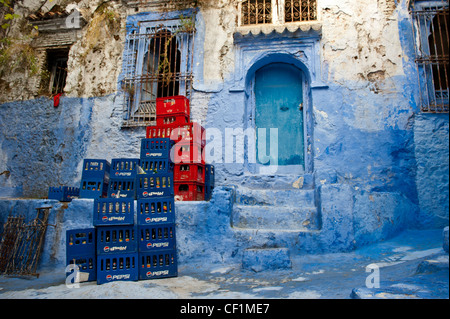 Leere Kisten stapelten sich in einer Straße von der blauen ummauerten Medina von Chefchaouen, Marokko Stockfoto
