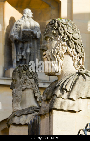 Die Köpfe der ein "Kaiser", zwei der dreizehn Büsten auf Säulen, die die vordere Grenze des Sheldonian Theatre, Oxford Stockfoto