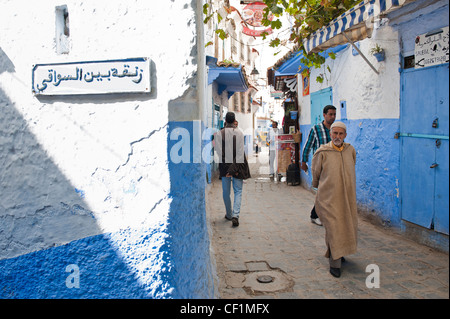 Menschen zu Fuß in die blaue ummauerte alte Medina von Chefchaouen, Marokko Stockfoto