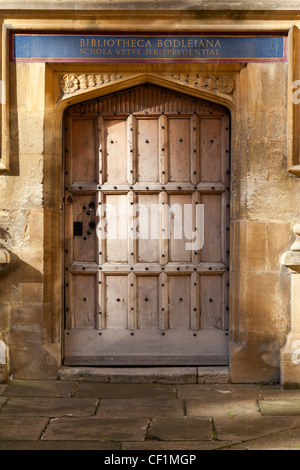 Tür der Bodleian Library, die wichtigsten Research Library an der University of Oxford, mit lateinischen Inschrift oben. Stockfoto