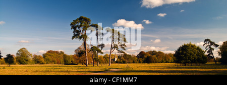 Fernsicht auf die Turmspitze der All Saints Church in Down Ampney. Stockfoto