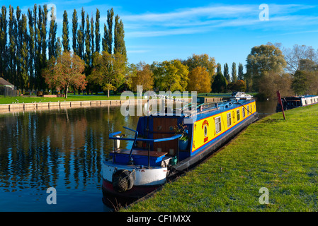 Hausboote auf der Themse bei Abingdon im Herbst festgemacht. Stockfoto