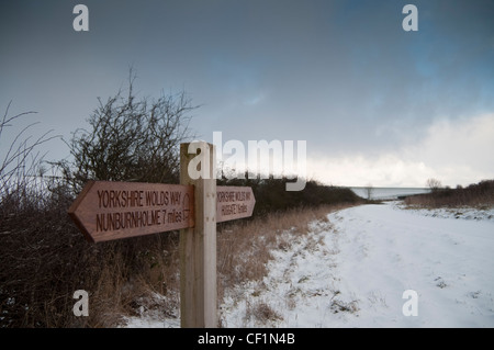 Wegweiser auf der Langdistanz Wanderweg namens Yorkshire Wolds Weise zwischen die Yorkshire Wolds Dörfer Nunburnholme und Hugg Stockfoto