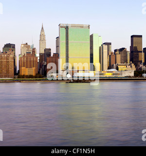 Skyline von Midtown Manhattan vom East River gesehen zeigt das Chrysler Building und den Vereinten Nationen Gebäude, New York Stockfoto