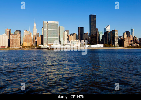 Skyline von Midtown Manhattan vom East River gesehen zeigt das Chrysler Building und den Vereinten Nationen Gebäude, New York Stockfoto