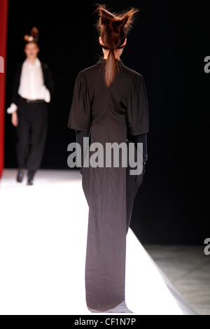 Yohji Yamamoto Paris bereit, WearSpringSummer 2012 Stockfoto