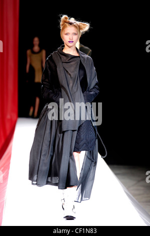 Yohji Yamamoto Paris bereit, WearSpringSummer 2012 Stockfoto