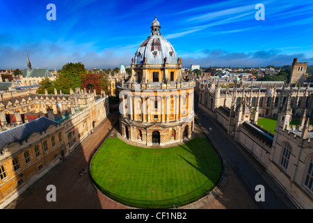 Radcliffe Camera und Oxford Colleges angesehen von Str. Marys Kirche an einem Herbstmorgen 6 Stockfoto