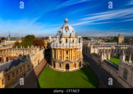 Radcliffe Camera und Oxford Colleges angesehen von Str. Marys Kirche an einem Herbstmorgen 4 Stockfoto