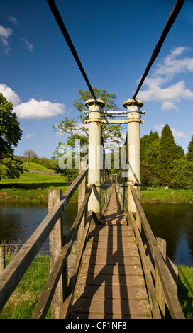 Hängebrücke über den Flusses Wharfe Langdistanz unterwegs Dales Weg am Hebden in den Pennines. Stockfoto