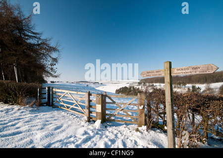 Gerichteter Wegweiser auf dem Schnee bedeckt Wolds Weise. Stockfoto