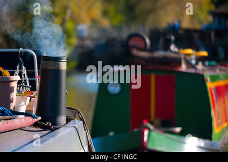 Rauchen-Schornstein auf einem Hausboot festgemacht an der Themse. Stockfoto