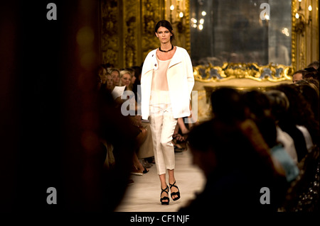 Model auf dem Laufsteg bei Les Copains Show während der Fashionweek in Mailand, Italien Stockfoto