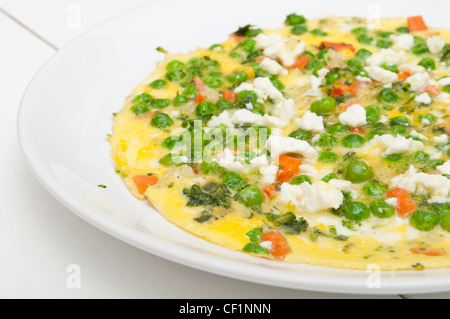 Ei-Omelette mit Feta-Käse, Tomaten und Erbsen Stockfoto