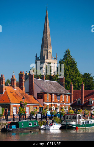 St. Helena Kirche mit Blick auf Boote vertäut am St Helen's Wharf von The Old Anchor Inn auf der Themse. Stockfoto