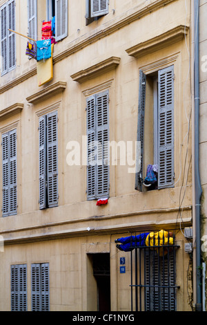 Körper in Urban Spaces Tanzgruppe Durchführung in Marseille Stockfoto