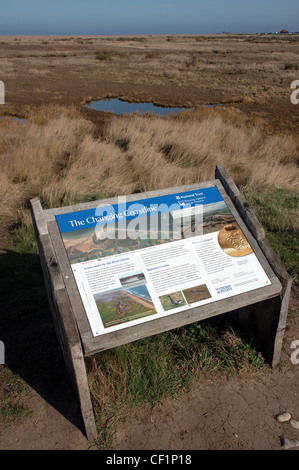 Interpretierende Zeichen auf der Norfolk Küste Weg National Trail, Blakeney National Nature Reserve, Norfolk, UK Stockfoto