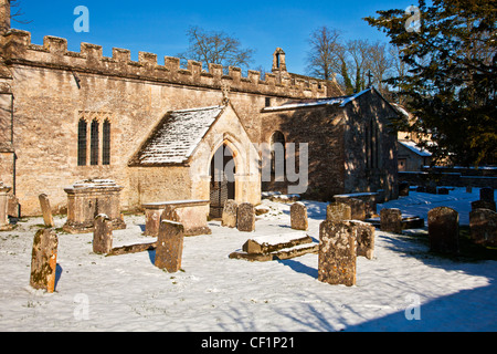 Schneereiche Winter Blick auf die Kirche des Heiligen Rood oder Kreuz in Cotswold Dorf Ampney Crucis, Gloucestershire, England, Großbritannien Stockfoto