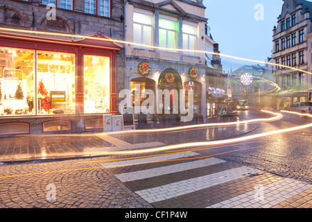 Ein Blick Licht Wanderwege entlang einer traditionellen gepflasterten Stret in Brügge zu Weihnachten Stockfoto