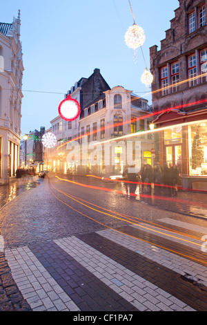 Ein Blick Licht Wanderwege entlang einer traditionellen gepflasterten Straße in Brügge zu Weihnachten Stockfoto