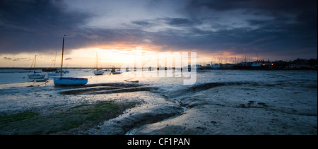 Boote bei Ebbe in West Mersea. Es liegt auf Mersea Island ist die östlichste bewohnte Insel im Vereinigten Königreich. Stockfoto