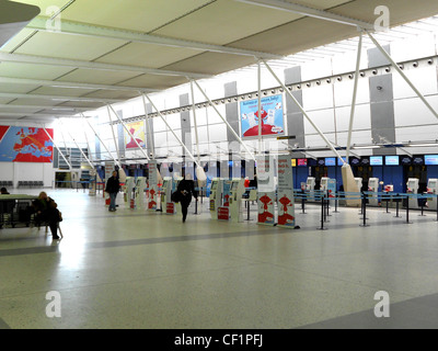 Check-in Halle, Flughafen East Midlands, Castle Donnington, Leicestershire, England, Vereinigtes Königreich, West-Europa. Stockfoto