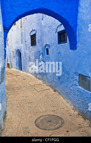 Straße in blauen ummauerte alte Medina von Chefchaouen, Marokko Stockfoto