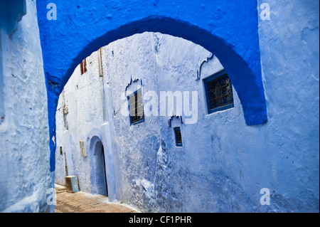 Straße in blauen ummauerte alte Medina von Chefchaouen, Marokko Stockfoto