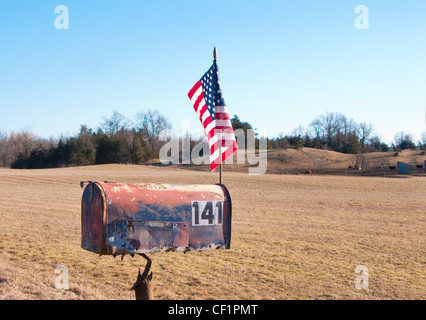 am Straßenrand ländlichen Postfach mit amerikanischen Flagge Stockfoto