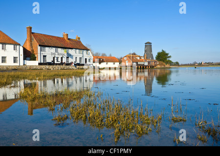 Die Royal Oak und die alte Mühle Langstone Chichester Harbour Hampshire UK Stockfoto