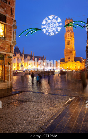 Ein Blick auf den Glockenturm und gepflasterten Marktplatz mit Weihnachtsbeleuchtung Stockfoto