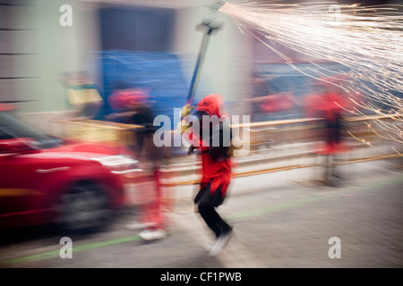 Feuerwerk und junge Teufel auf traditionelle Correfoc während ein typisches Festival in Barcelona, Katalonien Stockfoto