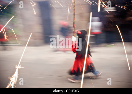 Feuerwerk und junge Teufel auf traditionelle Correfoc während ein typisches Festival in Barcelona, Katalonien Stockfoto