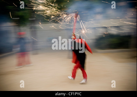 Feuerwerk und junge Teufel auf traditionelle Correfoc während ein typisches Festival in Barcelona, Katalonien Stockfoto