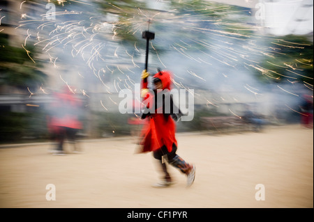 Feuerwerk und junge Teufel auf traditionelle Correfoc während ein typisches Festival in Barcelona, Katalonien Stockfoto