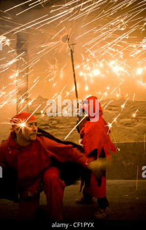 Feuerwerk und eine junge Teufel auf traditionelle Correfoc während ein typisches Festival in Barcelona, Katalonien Stockfoto